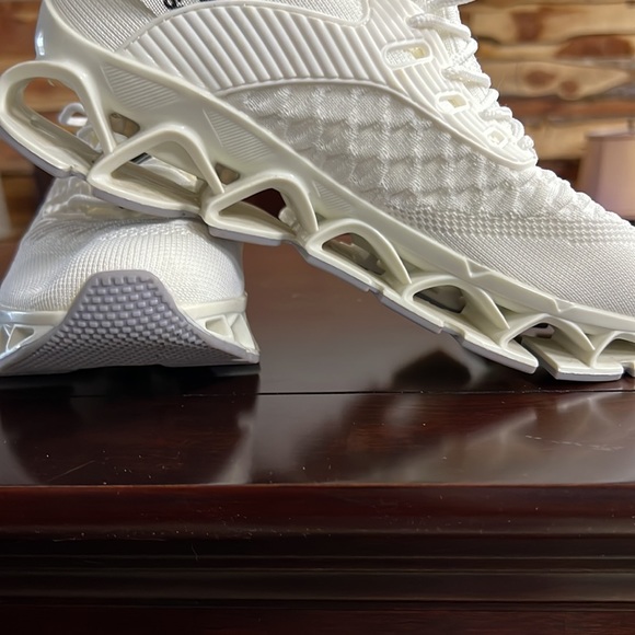 Running shoes - Picture 4 of 8